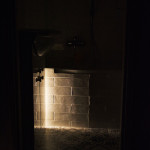 vertikálne umiestnené osvetlenie v kúpeľni